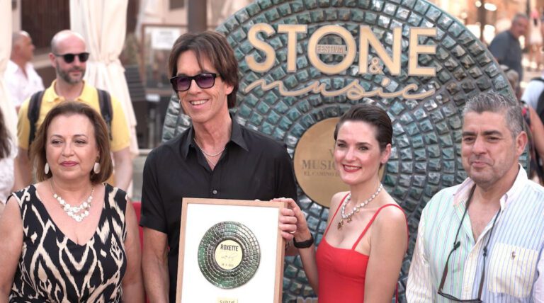 Roxette descubre su vinilo en el Camino de la Música de Mérida, acompañado de Raquel del Puerto