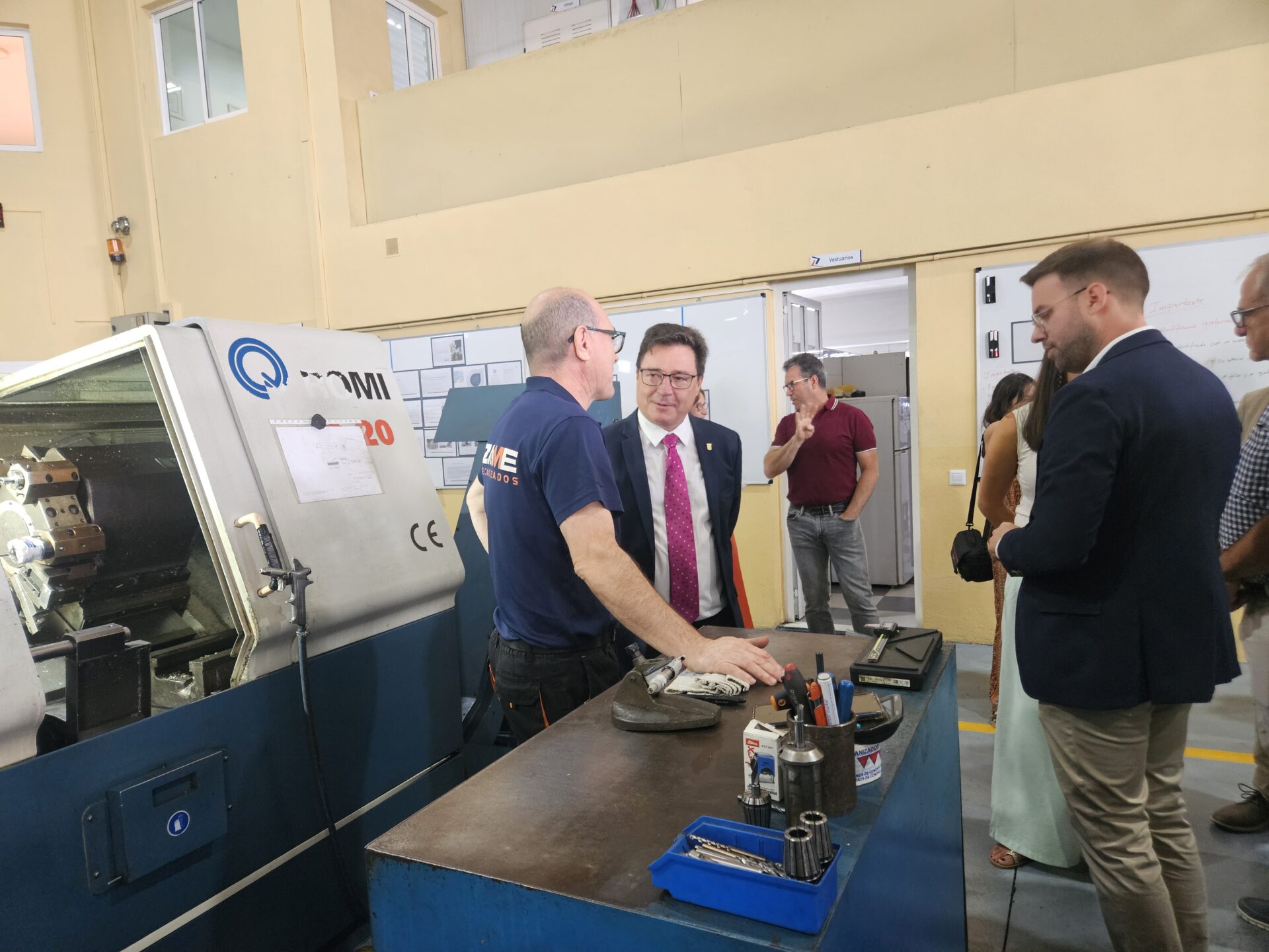 El consejero Santamaría destaca el crecimiento  y evolución de ZAME Mecanizados en Zafra