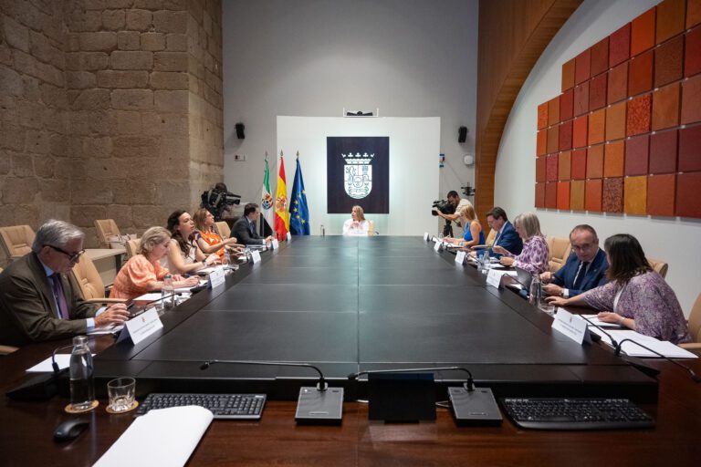 La Junta de Extremadura aprueba ayudas de 2.500 euros a las Pymes por facilitar la conciliación a sus empleados