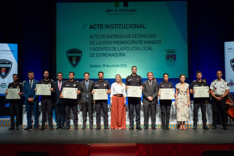 La presidenta de la Junta, en la entrega de despachos a los nuevos policías locales: “Representáis lo mejor de nuestra sociedad”