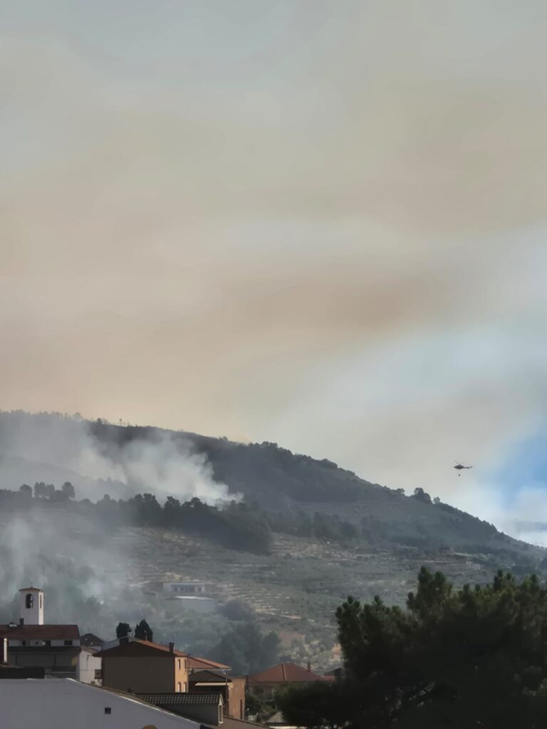 La Junta de Extremadura mantiene la Situación Operativa 2 del Plan INFOCAEX por un incendio originado en Caminomorisco