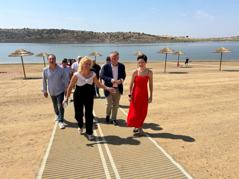 Raquel del Puerto inaugura el Festival del Agua de Alange, que cumple su cuarta edición