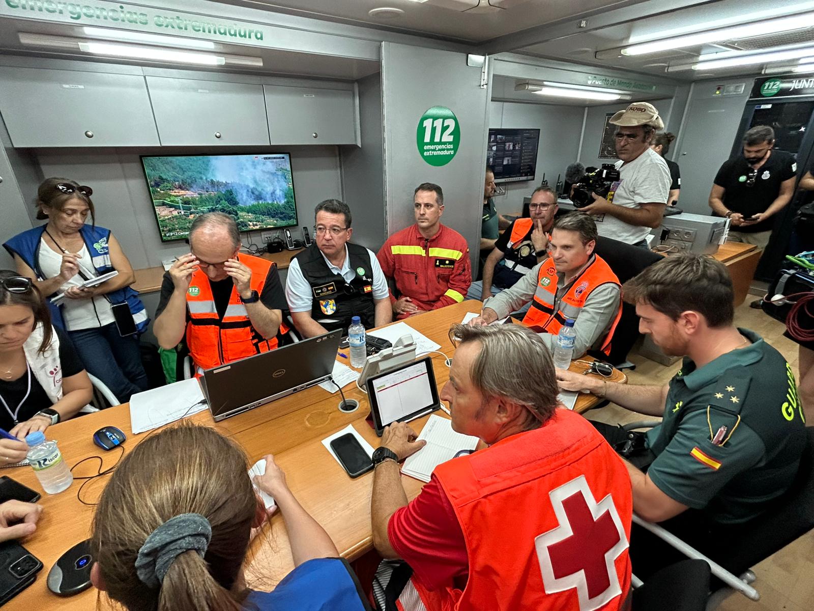 El incendio de Las Hurdes continúa activo y 8 personas permanecen evacuadas, aunque la dirección del viento es favorable a la extinción
