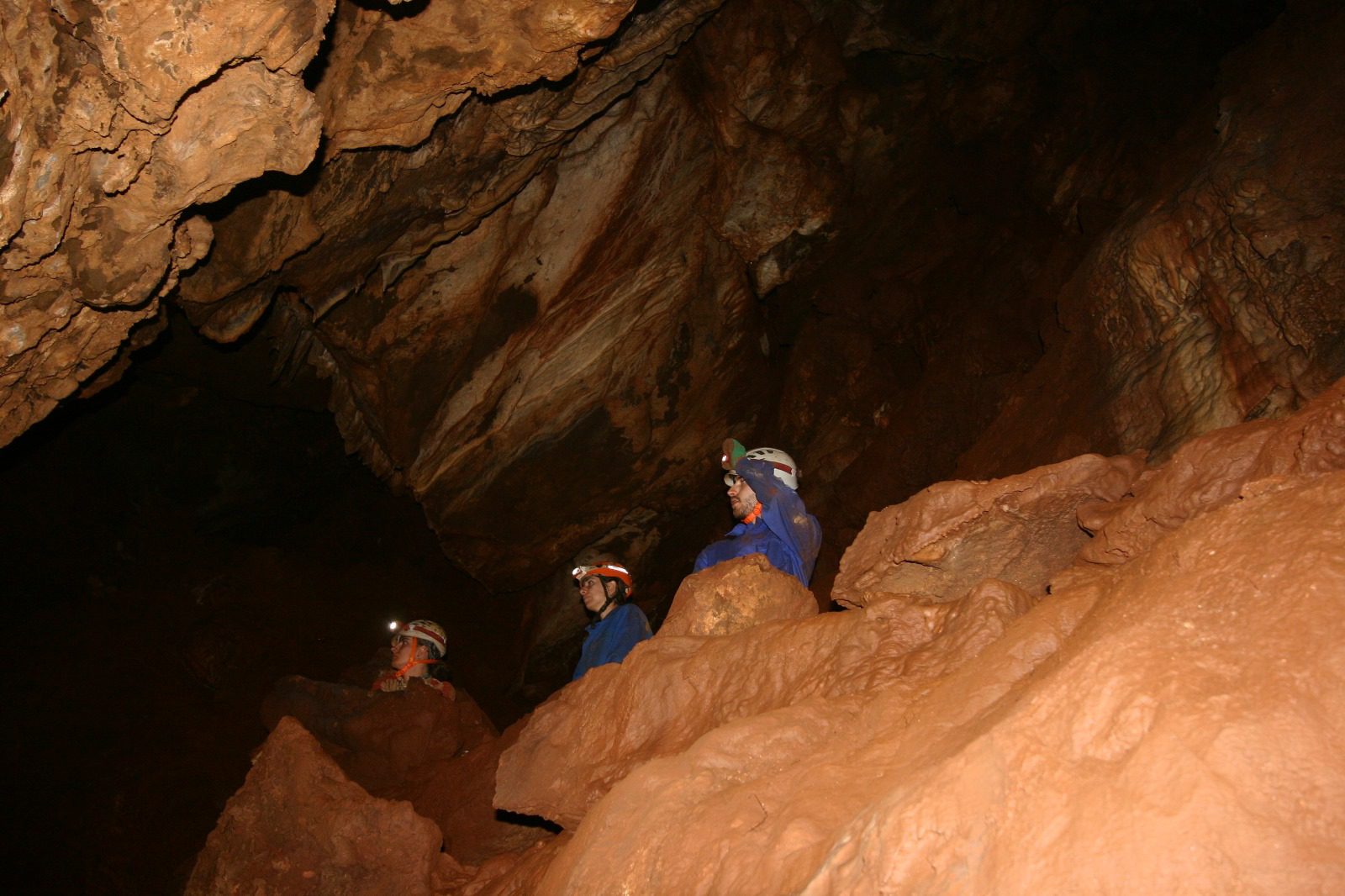Hallan una nueva cueva en Fuentes de León durante el campo de voluntariado del Instituto de la Juventud
