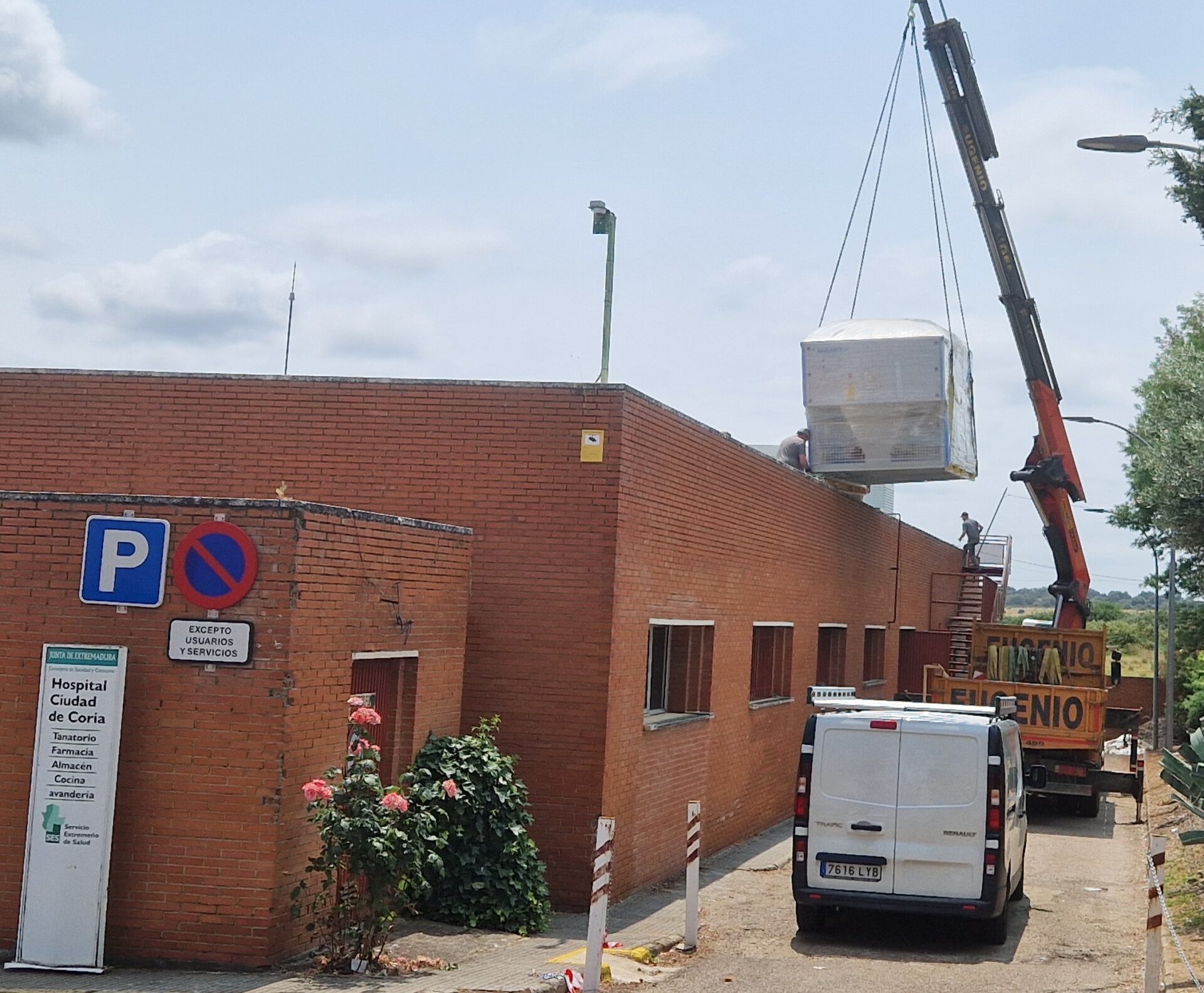 El SES invierte más de 87.000 euros en una nueva climatizadora para el edificio de lavandería del Hospital de Coria