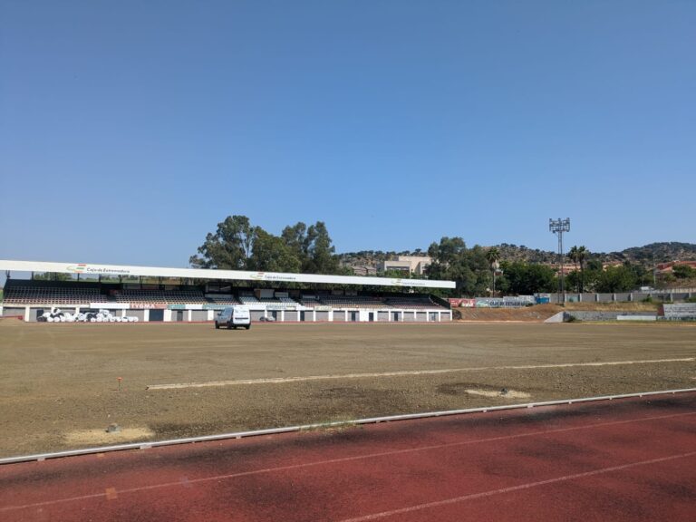 La Junta de Extremadura destina 400.000 euros a la mejora del campo municipal de fútbol de Plasencia