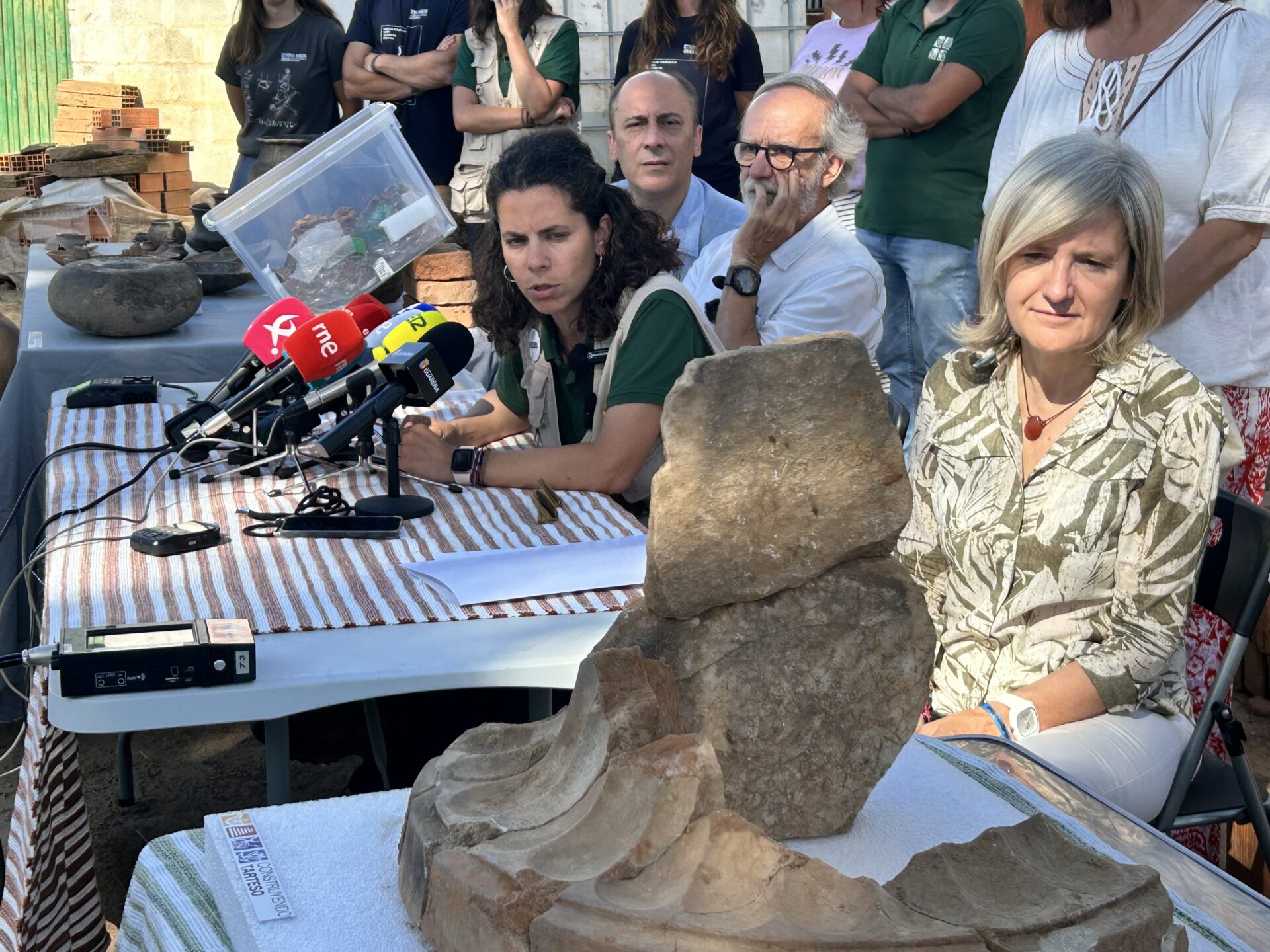 La Junta celebra los hallazgos de la 7ª campaña en el Turuñuelo, que revelan el altar de mármol griego más antiguo del Mediterráneo Occidental