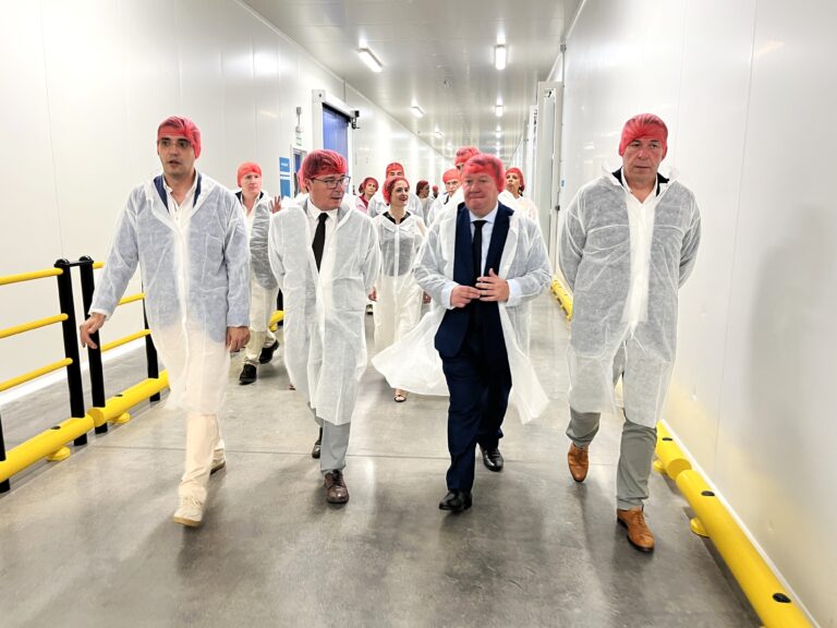 El consejero Santamaría destaca la apuesta de Nutrisens por la innovación, la sostenibilidad y el desarrollo económico en la inauguración de sus nuevas instalaciones en Badajoz