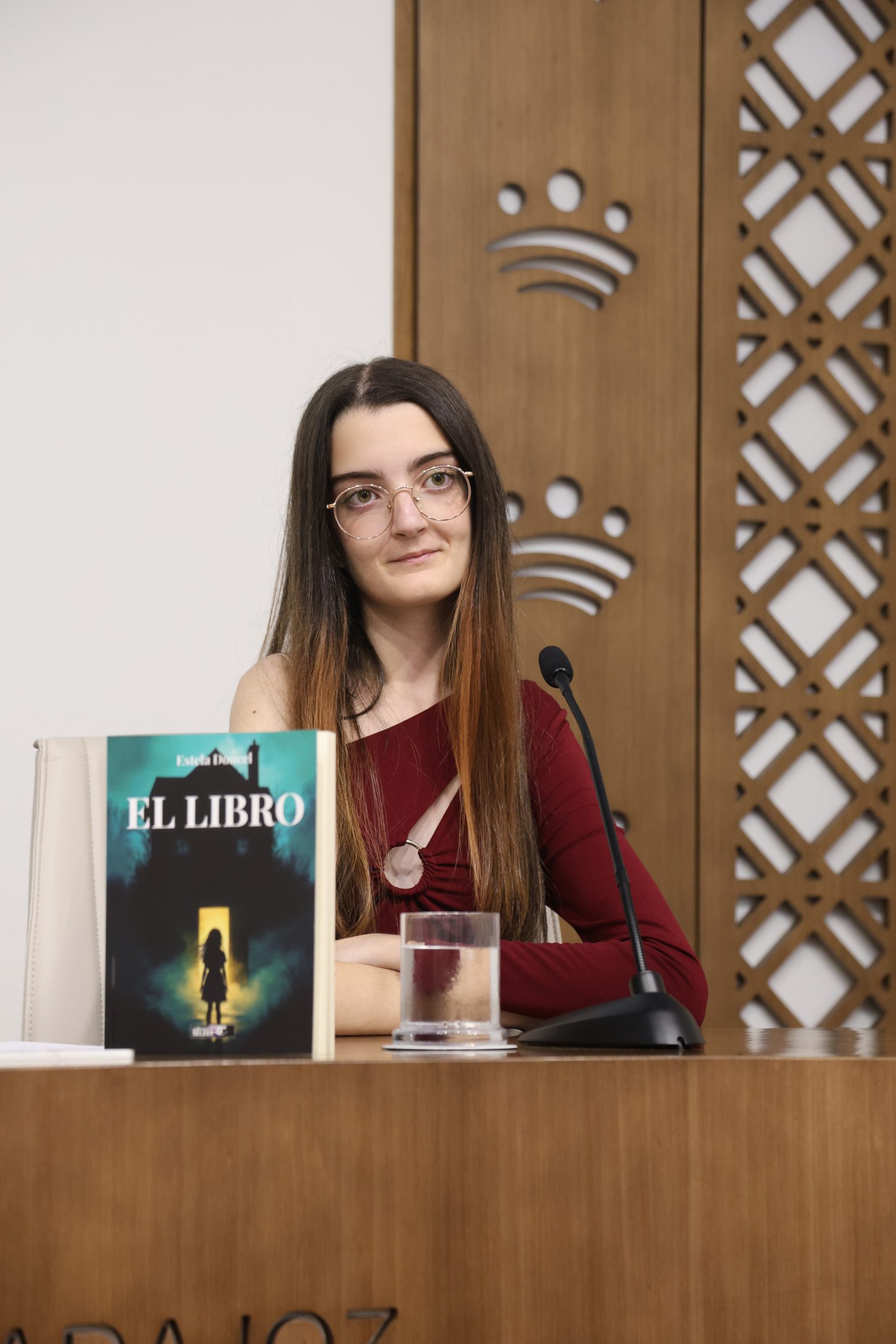 Estela Doncel, con tan sólo quince años, publica su primera obra