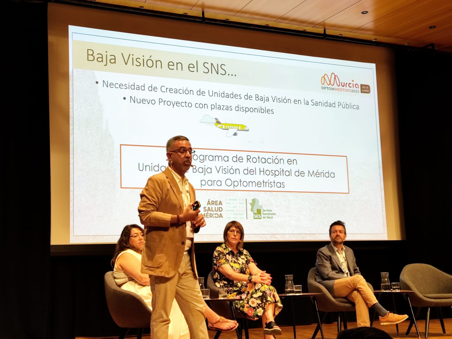 El Área de Salud de Mérida impulsa un programa pionero de rotación en la Unidad de Baja Visión para ópticos-optometristas