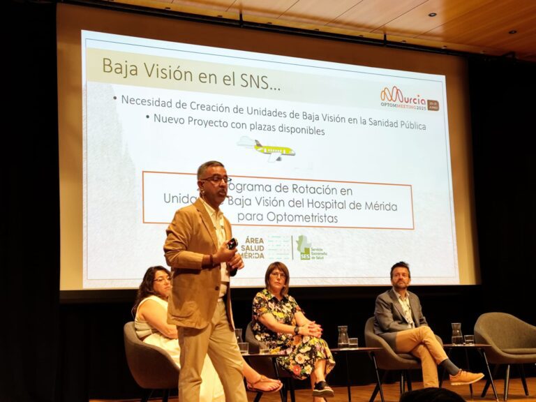 El Área de Salud de Mérida impulsa un programa pionero de rotación en la Unidad de Baja Visión para ópticos-optometristas