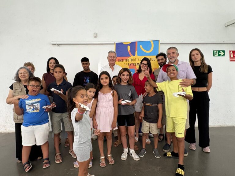 El ECJ de Villanueva de la Serena acoge una actividad de ocio creativo para fomentar la inclusión de los participantes en el programa ‘Vacaciones en paz’