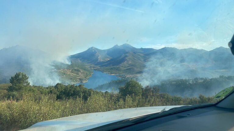El Plan Infoex trabaja en combatir un incendio forestal de nivel 1 en Cañamero