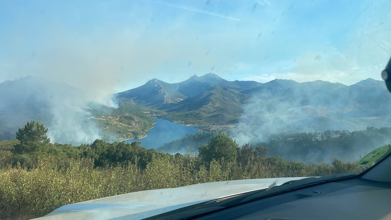 El Plan Infoex trabaja en combatir un incendio forestal de nivel 1 en Cañamero