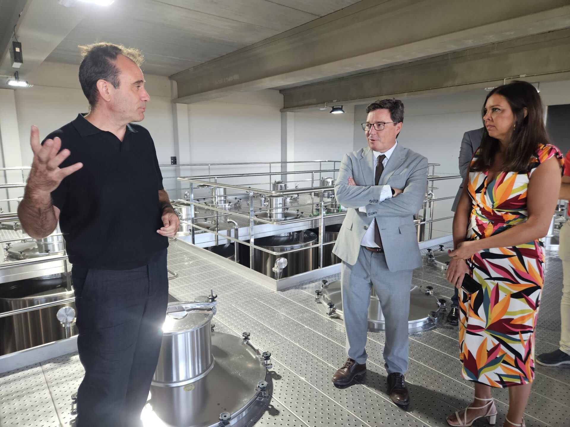 El consejero de Economía destaca la apuesta por la innovación, sostenibilidad y proyección internacional del vino extremeño de Pago de los Balancines