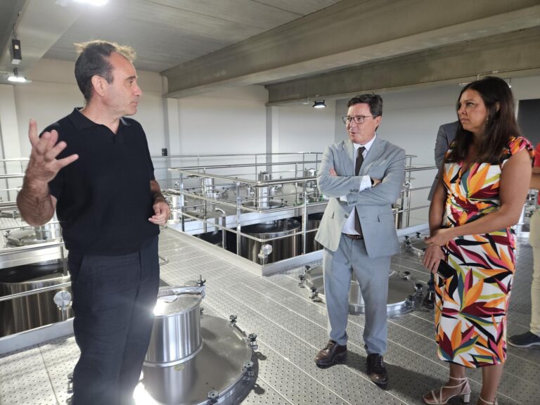 El consejero de Economía destaca la apuesta por la innovación, sostenibilidad y proyección internacional del vino extremeño de Pago de los Balancines