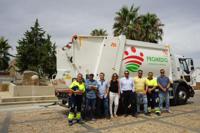 Un nuevo camión refuerza la recogida del papel y cartón en once municipios