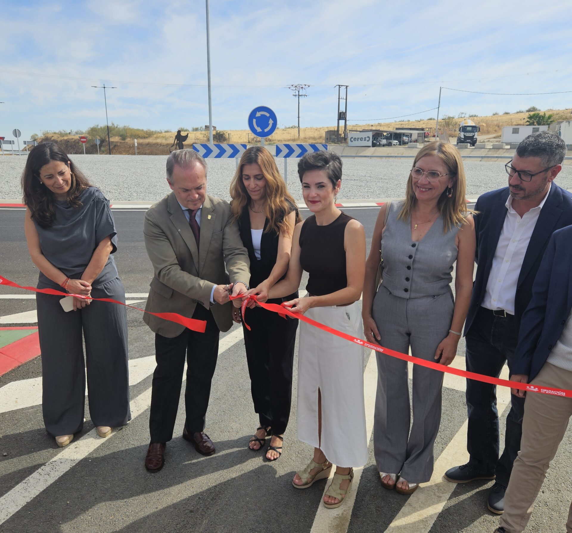 La Junta apuesta por la colaboración entre administraciones para ejecutar proyectos como la glorieta Las Arenas en Villanueva de la Serena, inaugurada hoy