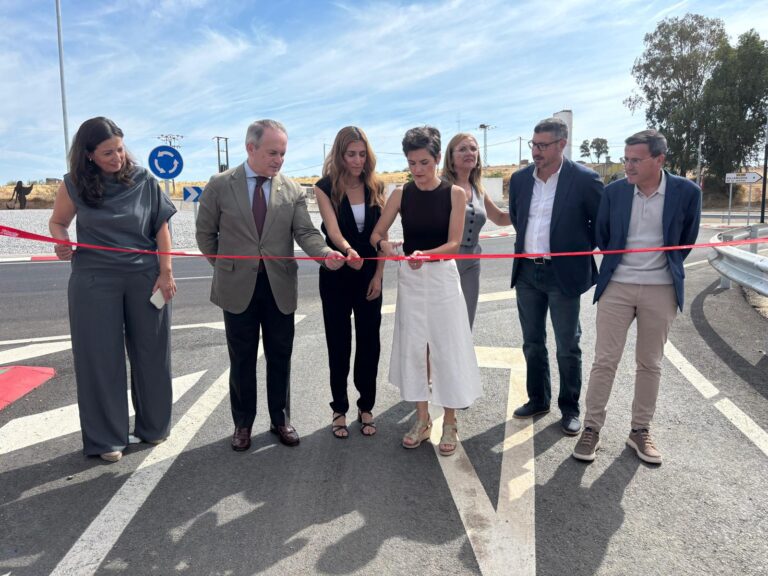 La presidenta de la Diputación de Badajoz visita la nueva glorieta de Las Arenas en Villanueva de la Serena