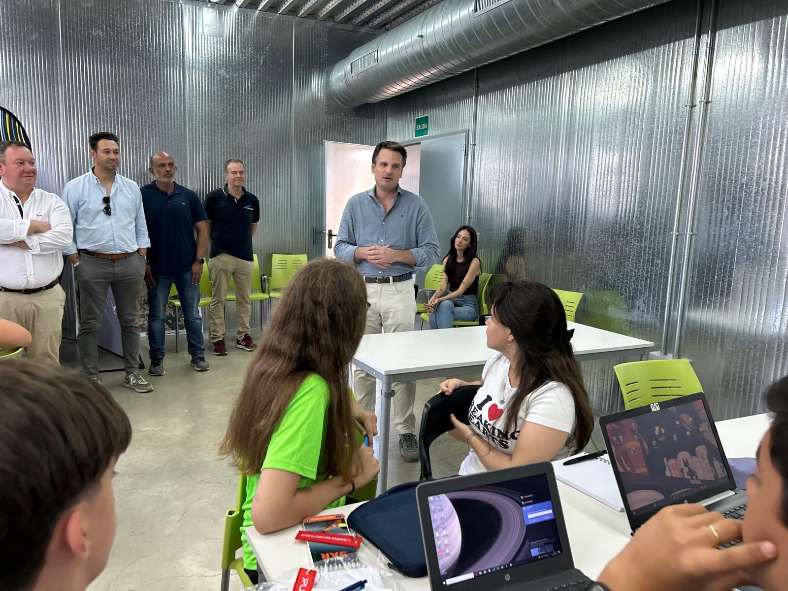 El consejero Abel Bautista visita el CASSINI Space Camp en el Centro Internacional de Innovación Deportiva “El Anillo”