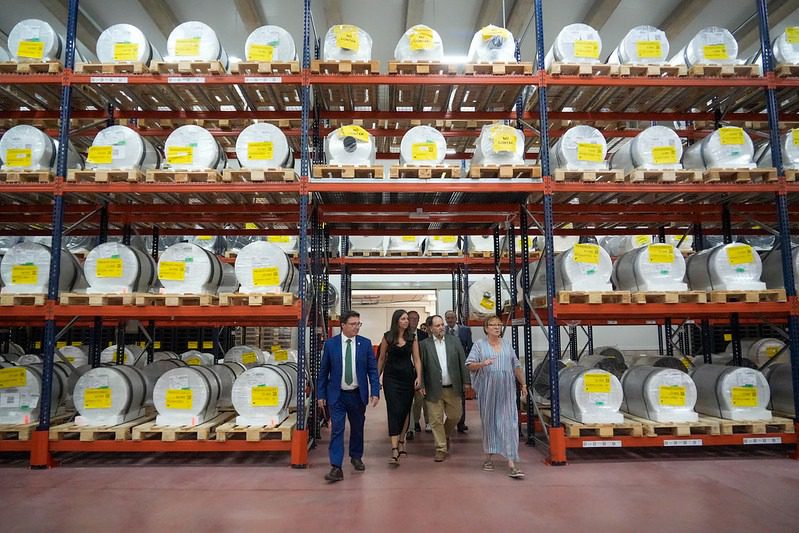 El consejero Santamaría anuncia el inicio en la tramitación del “Bono Impulsa Futuro” y el “Bono Impulsa Defensa” en su visita al Grupo Enteco