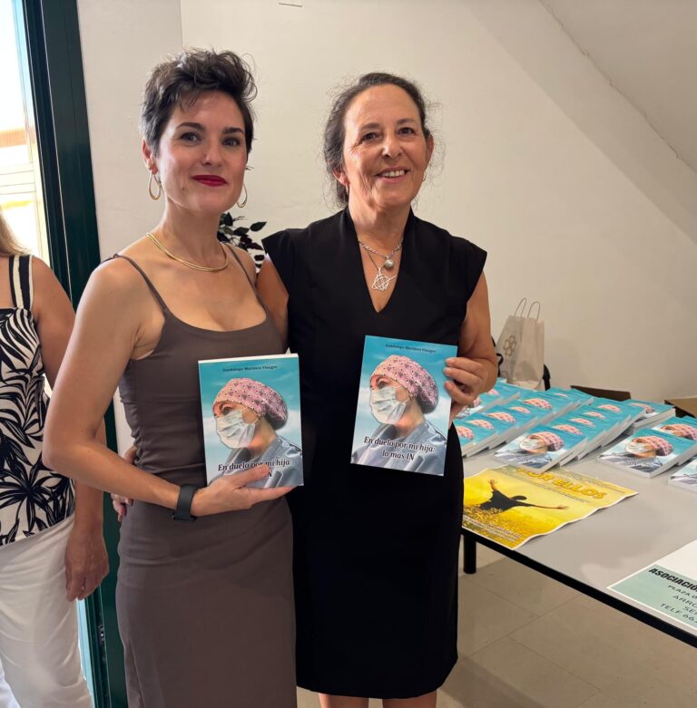 La presidenta de la Diputación de Badajoz asiste a la presentación del libro ‘En duelo por mi hija’