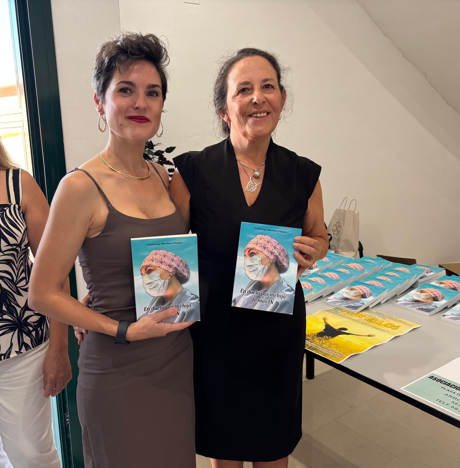 La presidenta de la Diputación de Badajoz asiste a la presentación del libro ‘En duelo por mi hija’