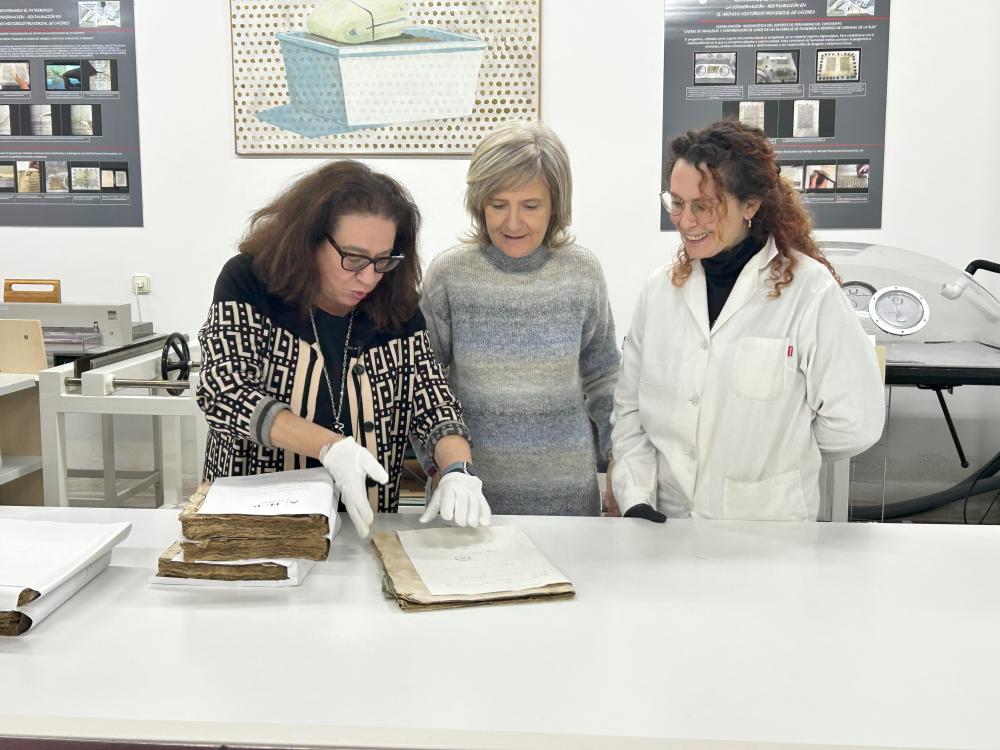 La Junta de Extremadura digitaliza más de un millón de documentos históricos custodiados en sus archivos provinciales