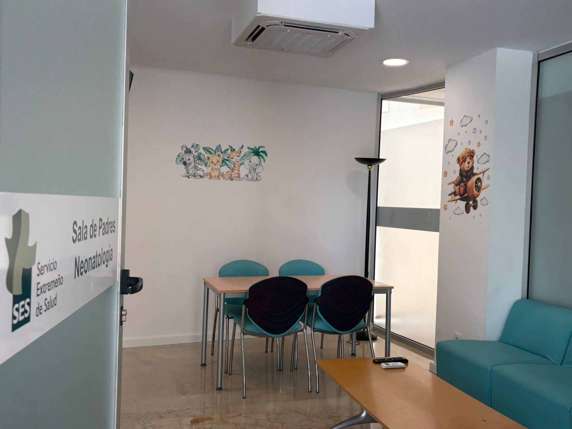 El Hospital de Mérida presenta su nueva sala para familiares de neonatos hospitalizados y la primera sala de lactancia del centro
