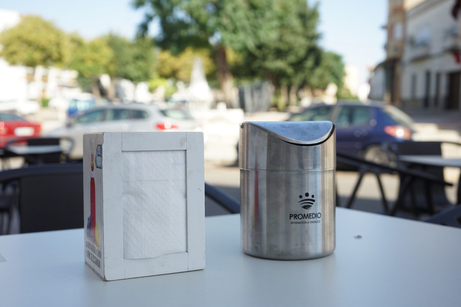 Promedio y el Ayuntamiento de Zafra reparten papeleras de mesa a los bares para mejorar la limpieza de las terrazas