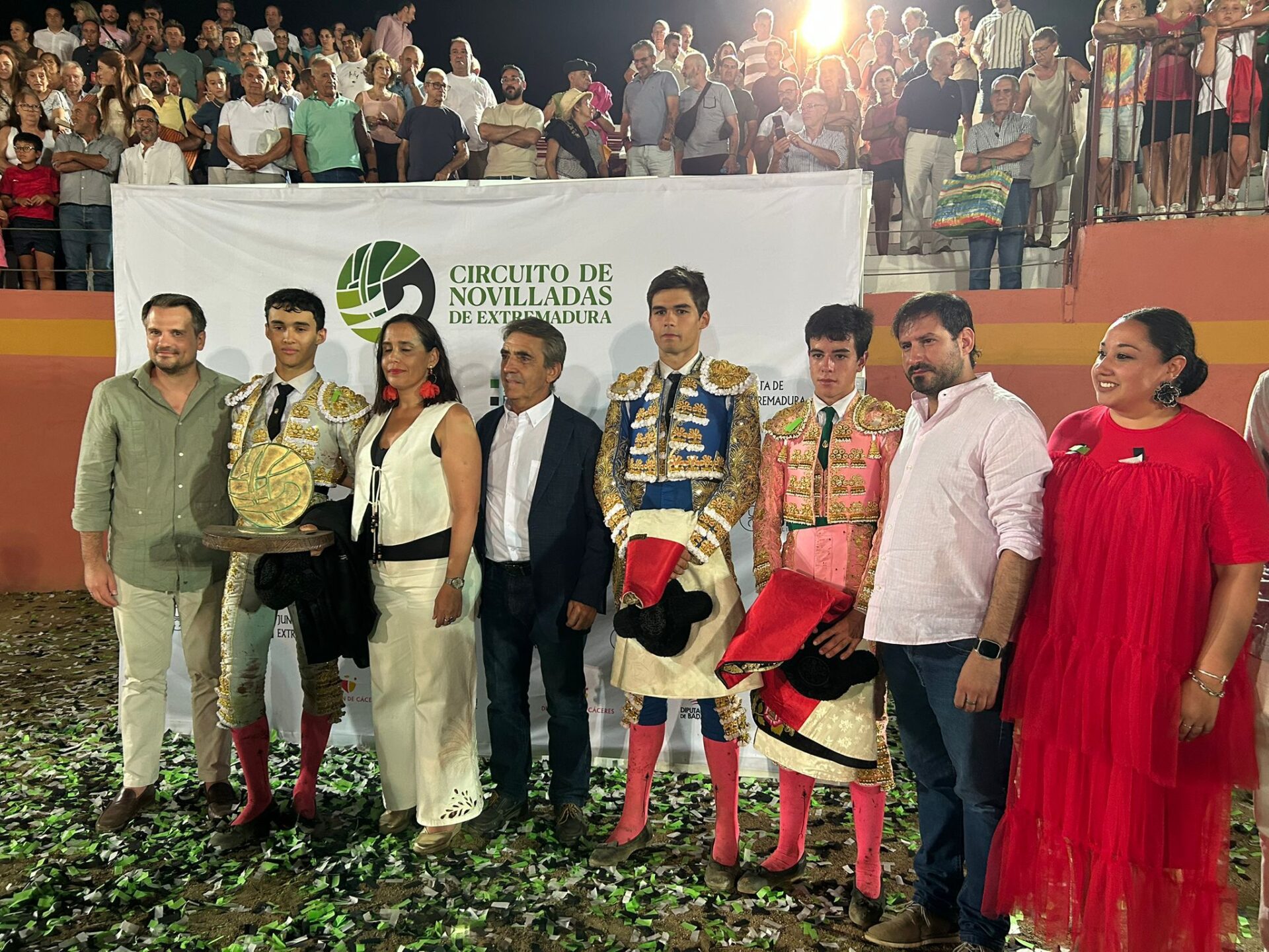 Abel Bautista asiste a la Gran Final del Circuito de Novilladas de Extremadura y entrega el trofeo a Tomás Bastos