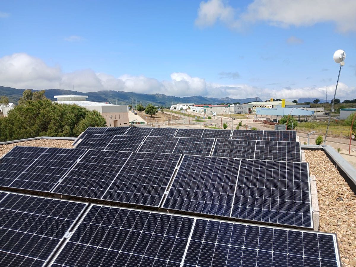 La Diputación de Badajoz completa la instalación de sistemas fotovoltaicos para autoconsumo en seis edificios provinciales