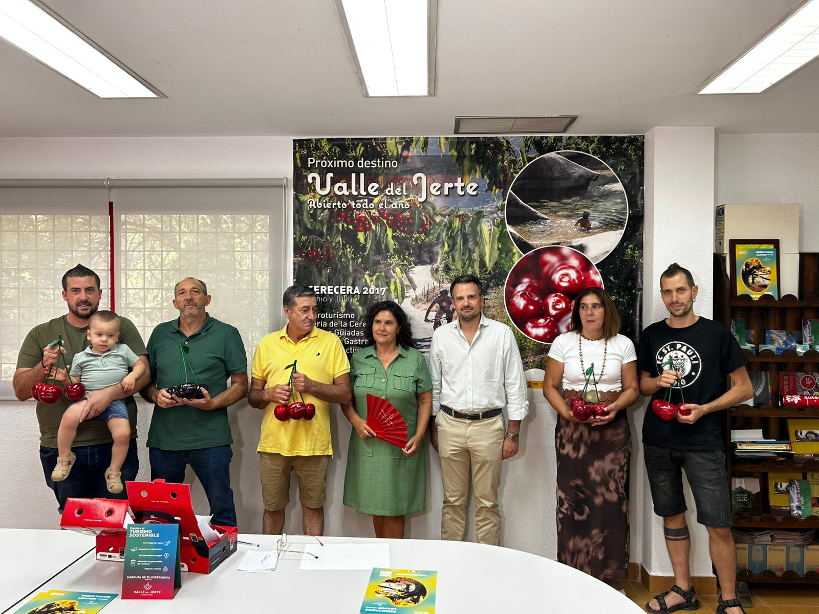 Abel Bautista entrega los Premios a las Cerezas y Picotas más grandes del Valle del Jerte