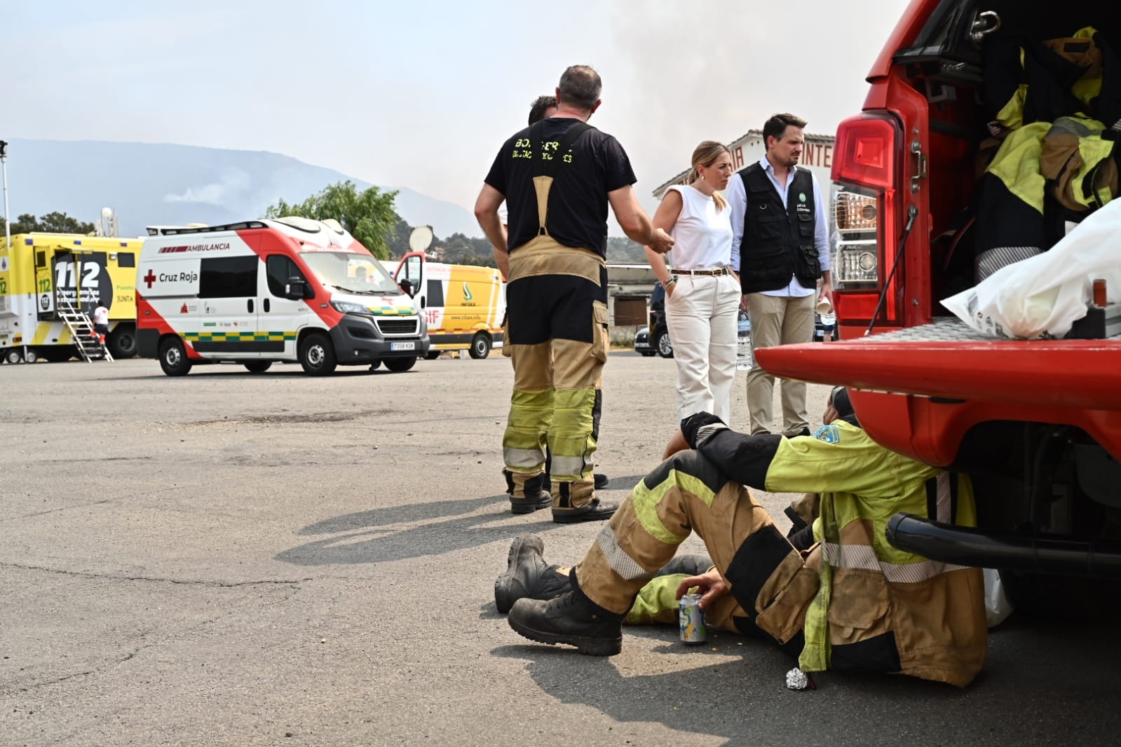 La presidenta de la Junta de Extremadura pide prudencia a la población ante los incendios y agradece la labor de los efectivos