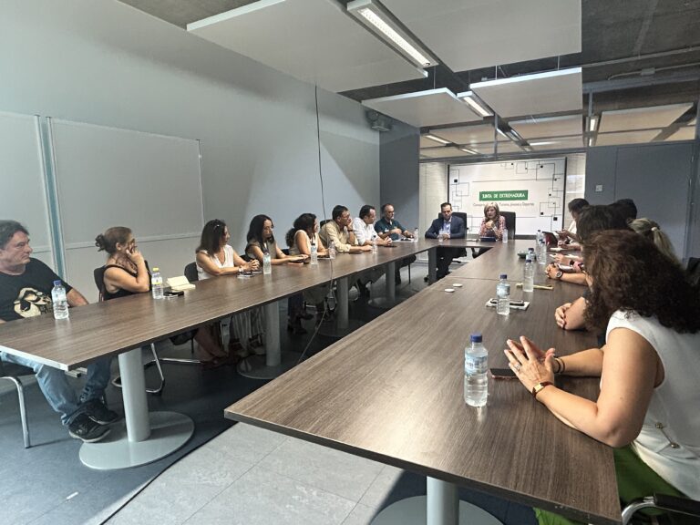 La Junta de Extremadura reúne en Mérida al sector turístico regional para coordinar la estrategia de recuperación tras los incendios