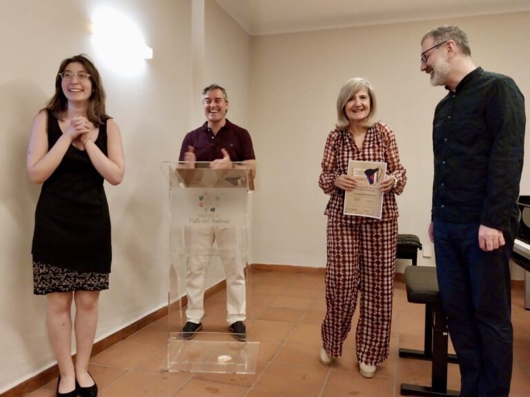La consejera de Cultura entrega el premio del I Festival Internacional de Piano del Valle del Ambroz a la pianista Sofía Meladze Shenguela