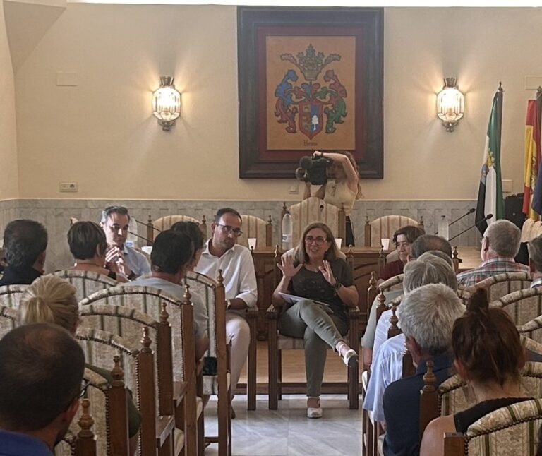 Morán valora con alcaldes, agricultores y ganaderos de Hervás y comarca los daños causados por los incendios para aportar las mejores soluciones