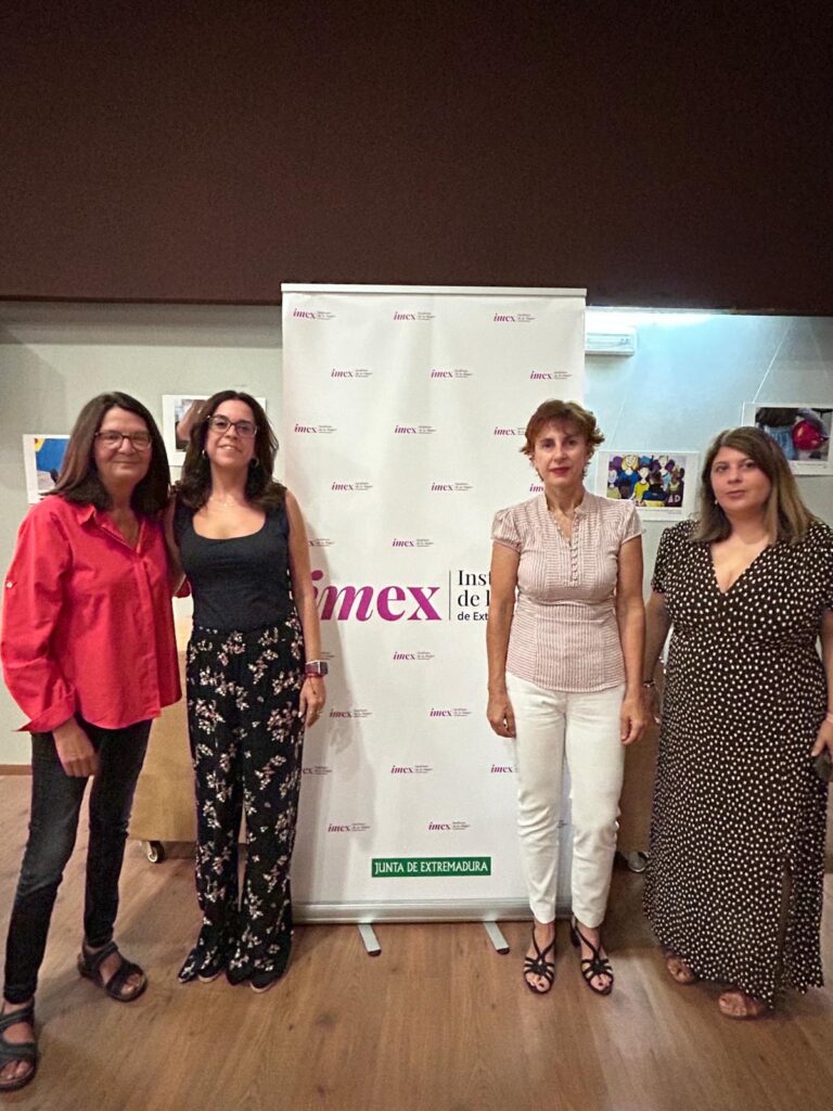 La directora general del IMEX destaca la labor del servicio ambulatorio a víctimas de violencia de género y del equipo de atención a menores de las Casas de la Mujer