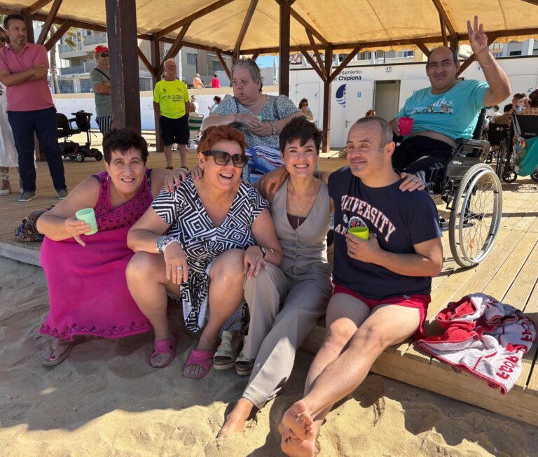 La presidenta de la Diputación visita el chalet de Chipiona que se pone a disposición de personas con discapacidad intelectual y por las que pasarán este año casi 800 usuarios