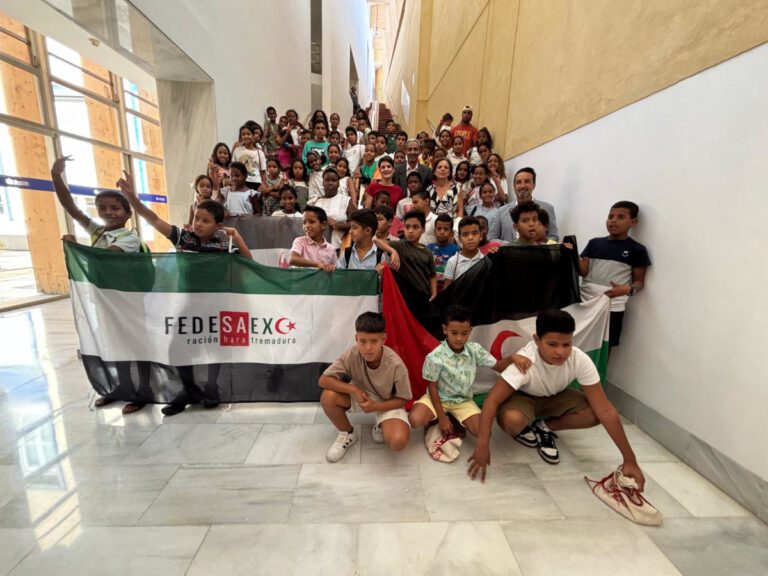 La presidenta de la Diputación de Badajoz recibe a los niños saharauis del programa Vacaciones en Paz