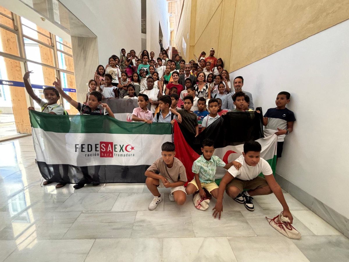 La presidenta de la Diputación de Badajoz recibe a los niños saharauis del programa Vacaciones en Paz