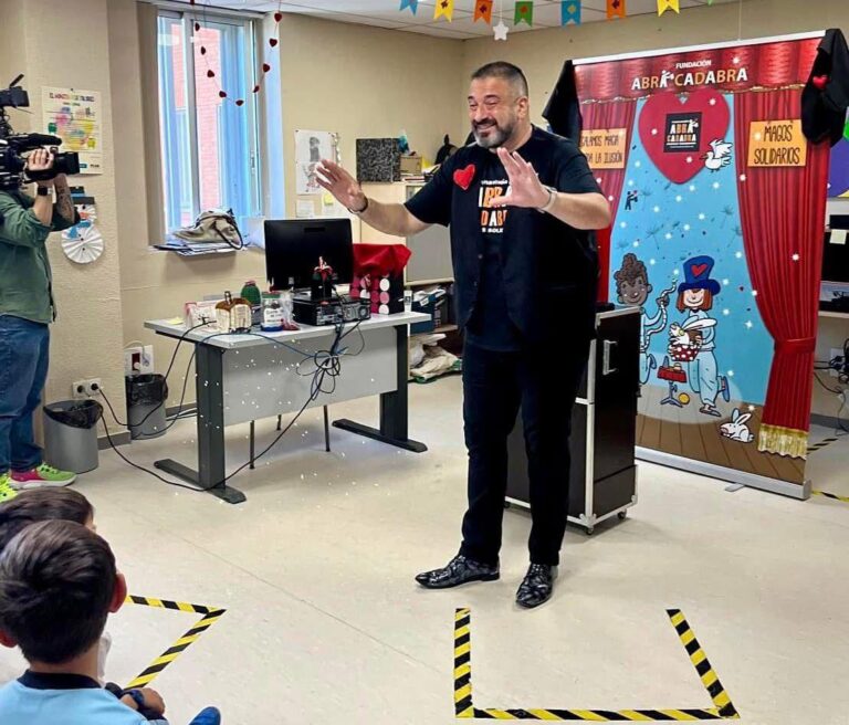 El SES firma un convenio con la Fundación Abracadabra de Magos Solidarios para desarrollar el proyecto ‘Magia en los Hospitales y Centros Asistenciales’