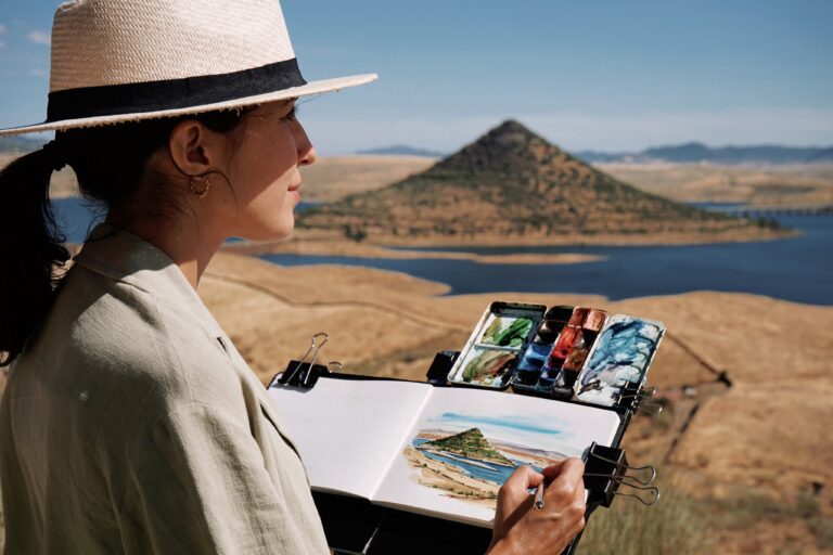 La ilustradora extremeña Alicia Aradilla recorre la región para mostrar su riqueza natural y rural entre sus más de 400.000 seguidores en Instagram