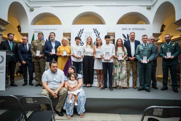 La Junta de Extremadura rinde homenaje a las víctimas del terrorismo: “La memoria no es solo un acto del pasado, sino un compromiso cotidiano y colectivo”