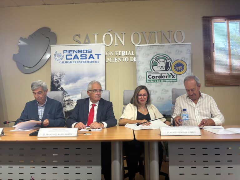 La consejera Mercedes Morán inaugura la 40ª Edición del Salón Ovino de Castuera