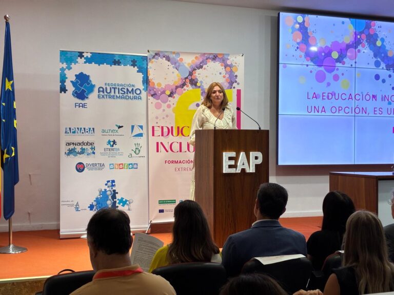 Un centenar de docentes de Aulas TEA asisten en Mérida a una jornada formativa para mejorar la atención educativa al alumnado con autismo