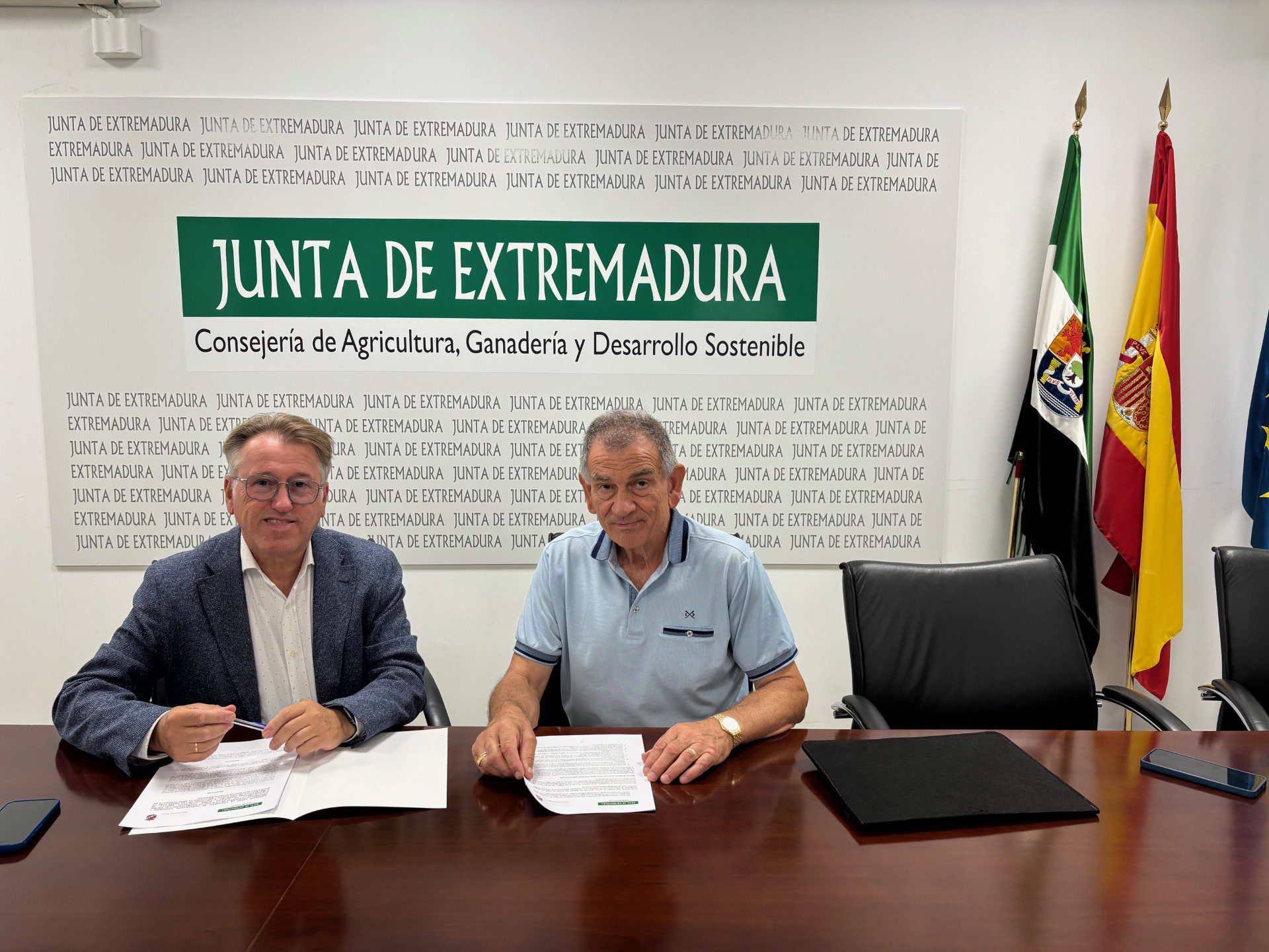 La Junta firma un convenio con el Ayuntamiento de Aljucén para invertir 201.000 euros en la mejora de abastecimiento de agua al municipio