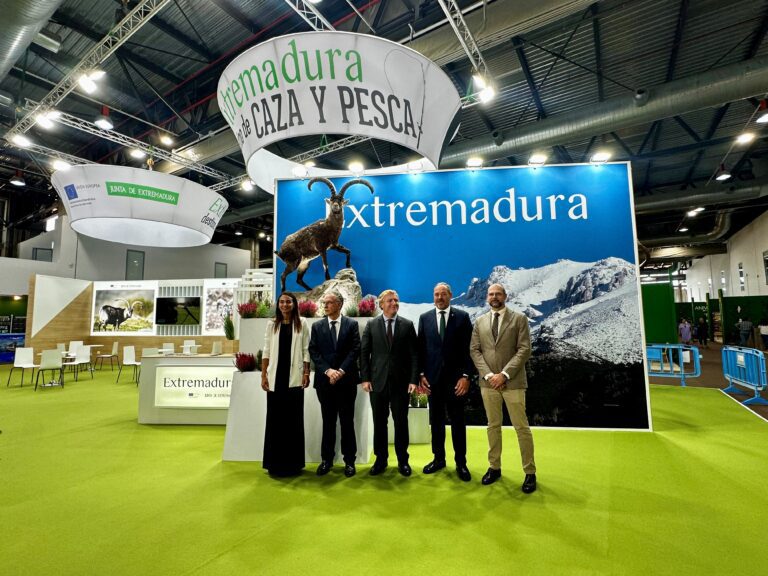 El consejero de Gestión Forestal y Mundo Rural asegura en Feciex que 4.600 pescadores y 700 cazadores cuentan con la nueva licencia telemática