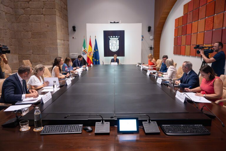 La Junta de Extremadura aprueba la ayuda urgente de 0,26 euros por km para las familias afectadas por la falta de transporte escolar