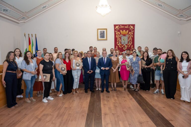 La Junta de Extremadura entrega las llaves de 24 viviendas públicas en Almendralejo tras invertir 2’2 millones de euros